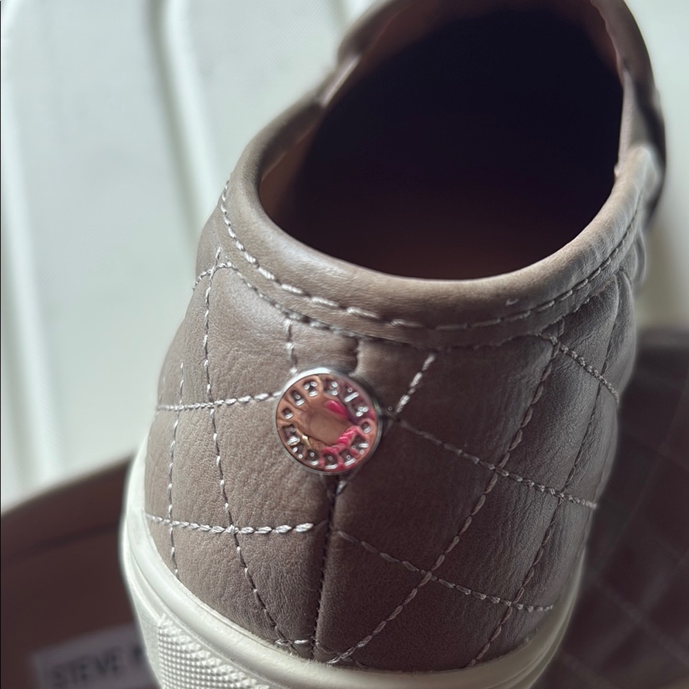 Steve Madden Women’s Quilted Slip-On Shoes - Beige Taupe SZ: 8.5. EUC - Picture 3 of 8